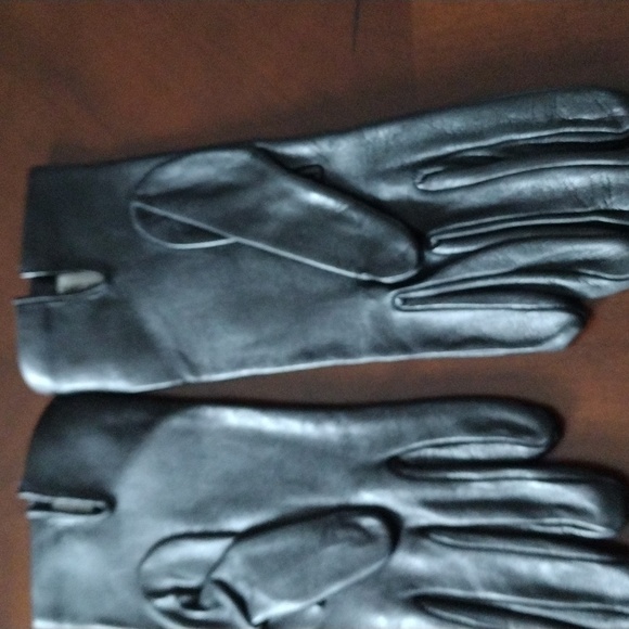 Leather clover Saks fifth avenue made in Italy lining 100%silk color black new - Picture 2 of 4